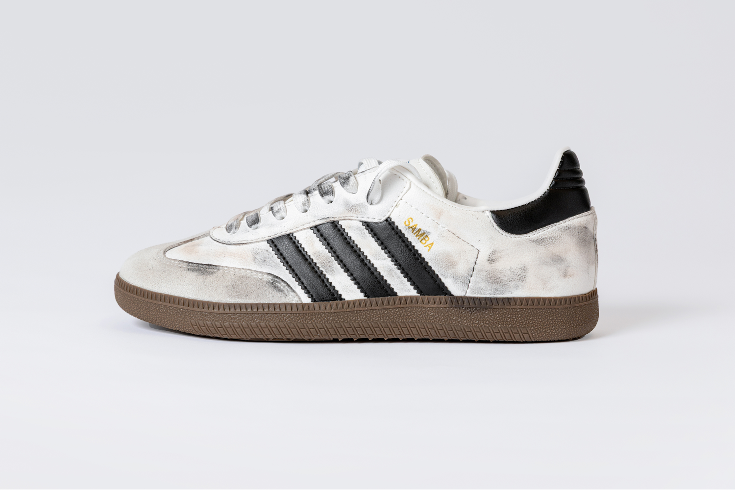 Voor professionele reiniging van Adidas Samba sneakers door StepFresh