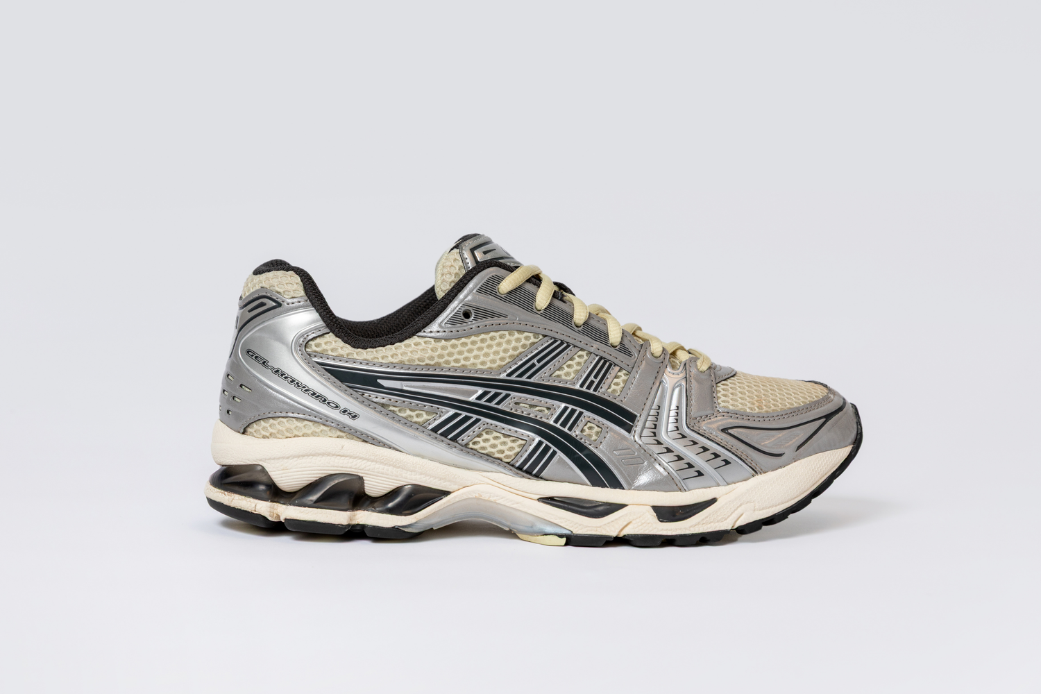 Na professionele reiniging van vervuilde Asics sneakers door StepFresh