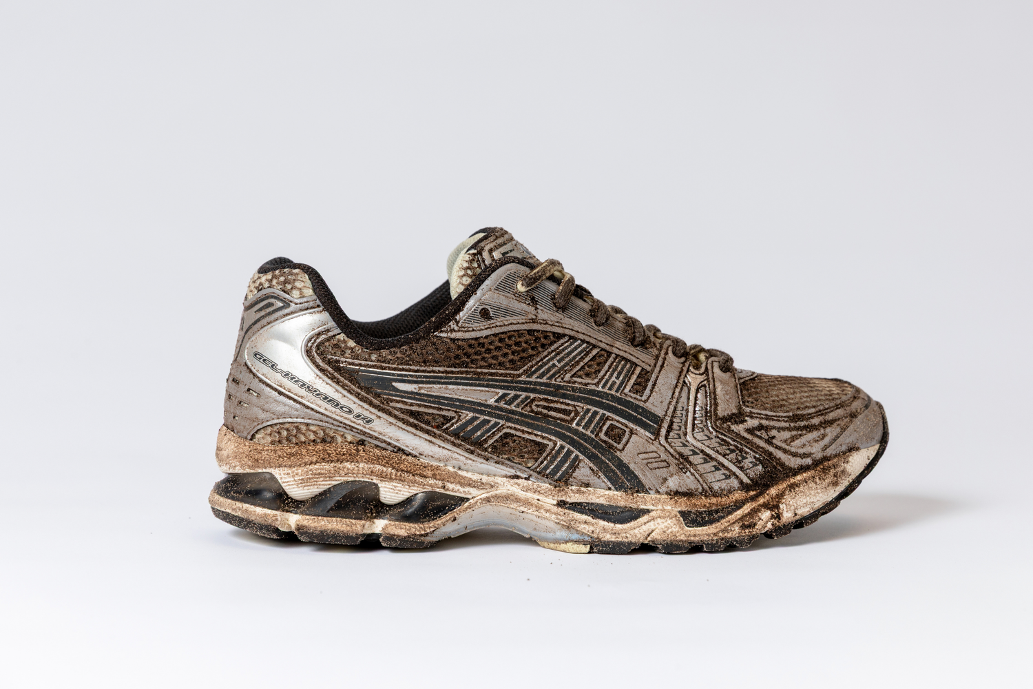 Voor professionele reiniging van vervuilde Asics sneakers door StepFresh