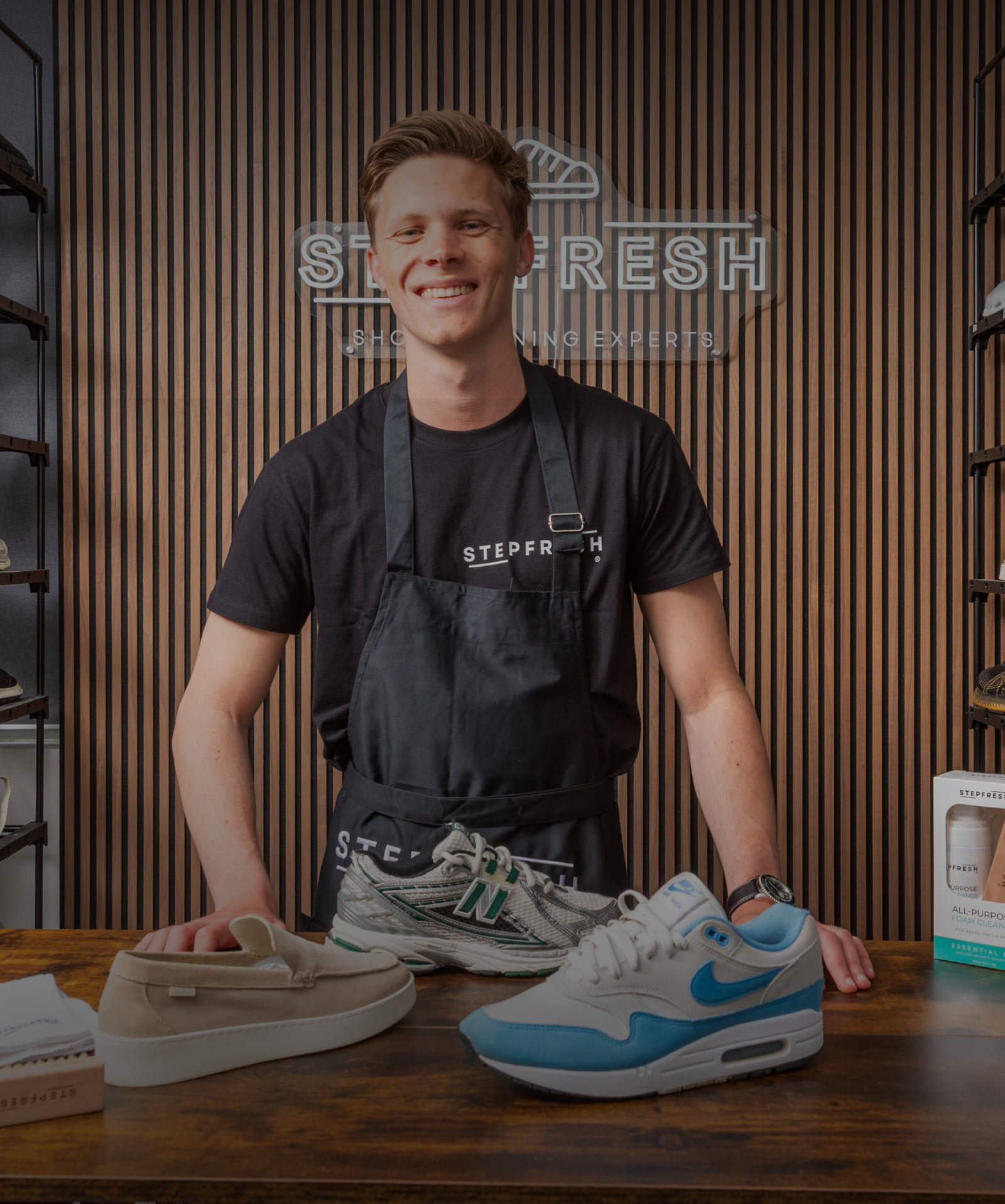StepFresh sneakerverzorgingsproducten gepresenteerd bij een tafel mobiel