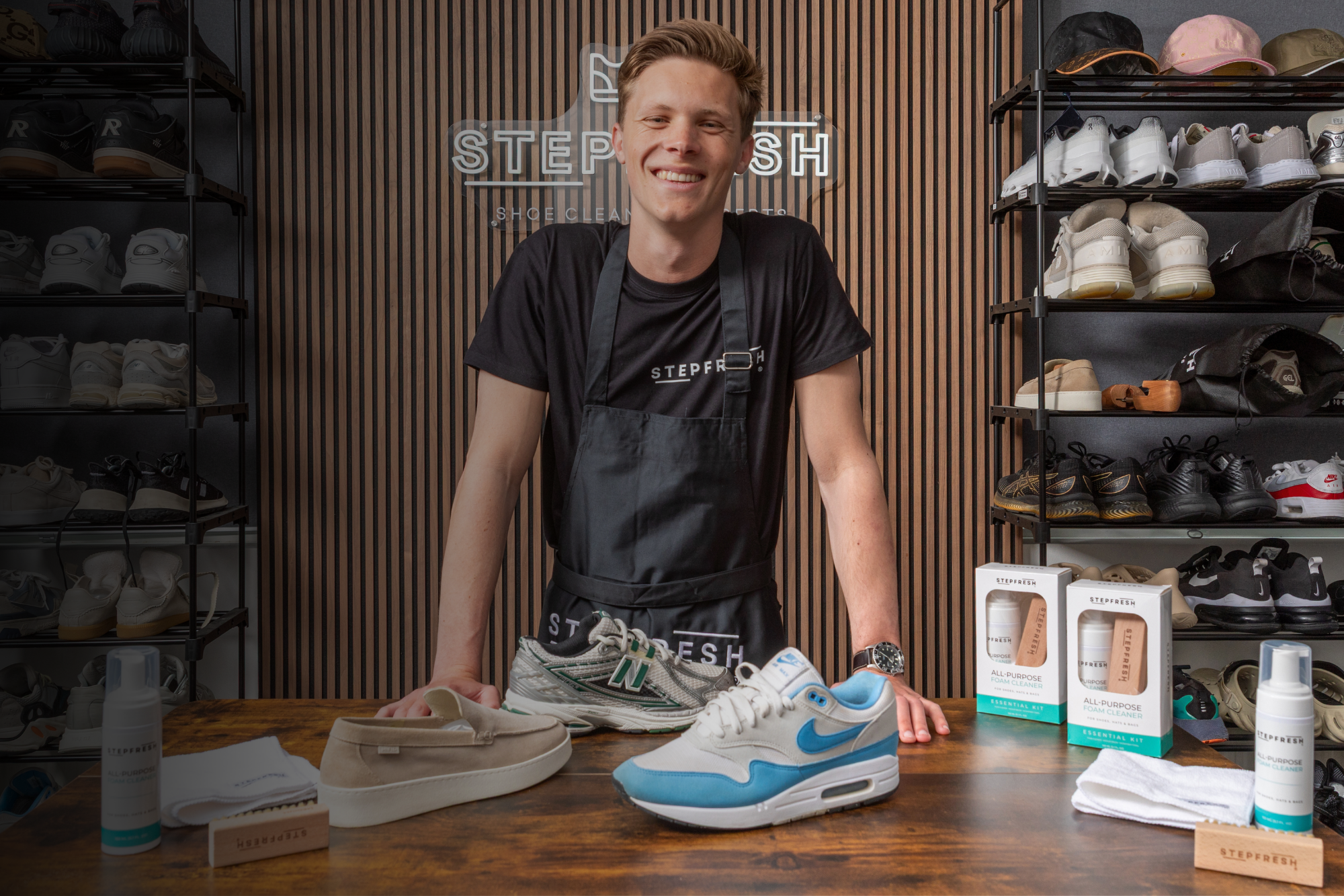 StepFresh sneakerverzorgingsproducten gepresenteerd bij een tafel